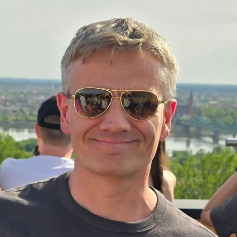 face of male, blond hair, sunglases